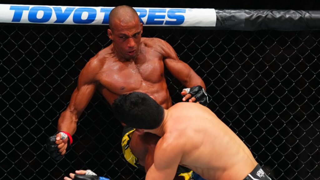 Edson Barboza Finishes Billy Quarantillo With Brutal Knee In Round 1