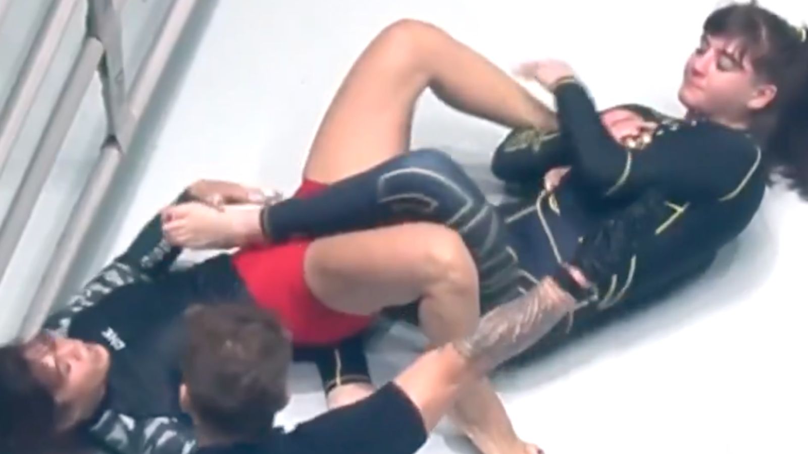 Helena Crevar Secures Quick Finish in ONE Championship Debut at Lumpinee Stadium - Highlights