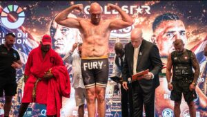 Tyson Fury and Mariusz Wach at the Pattaya weigh-in.
