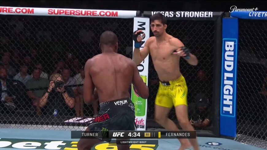 Jalin Turner and Kaue Fernandes exchange early in their UFC 330 lightweight bout