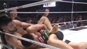 Roberto Satoshi Souza attacks Shunta Nomura during their Super RIZIN 5 fight