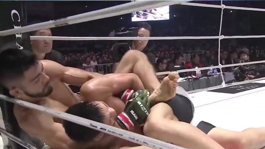 Roberto Satoshi Souza attacks Shunta Nomura during their Super RIZIN 5 fight