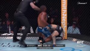 Salahdine Parnasse finishes Dan Hooker at UFC Paris